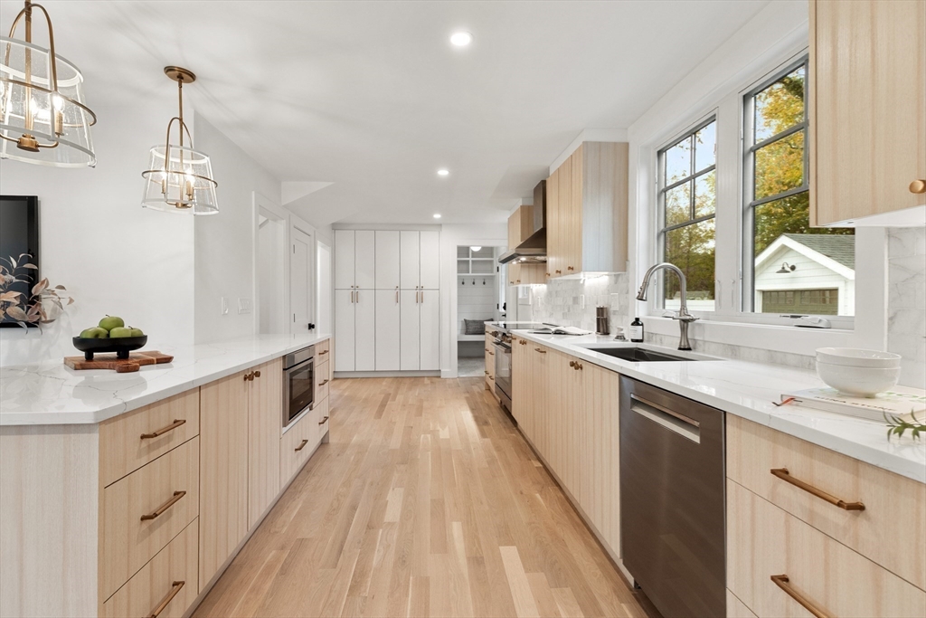 26 Pinewood Road Needham, MA 02492 - Photo 4 of 33