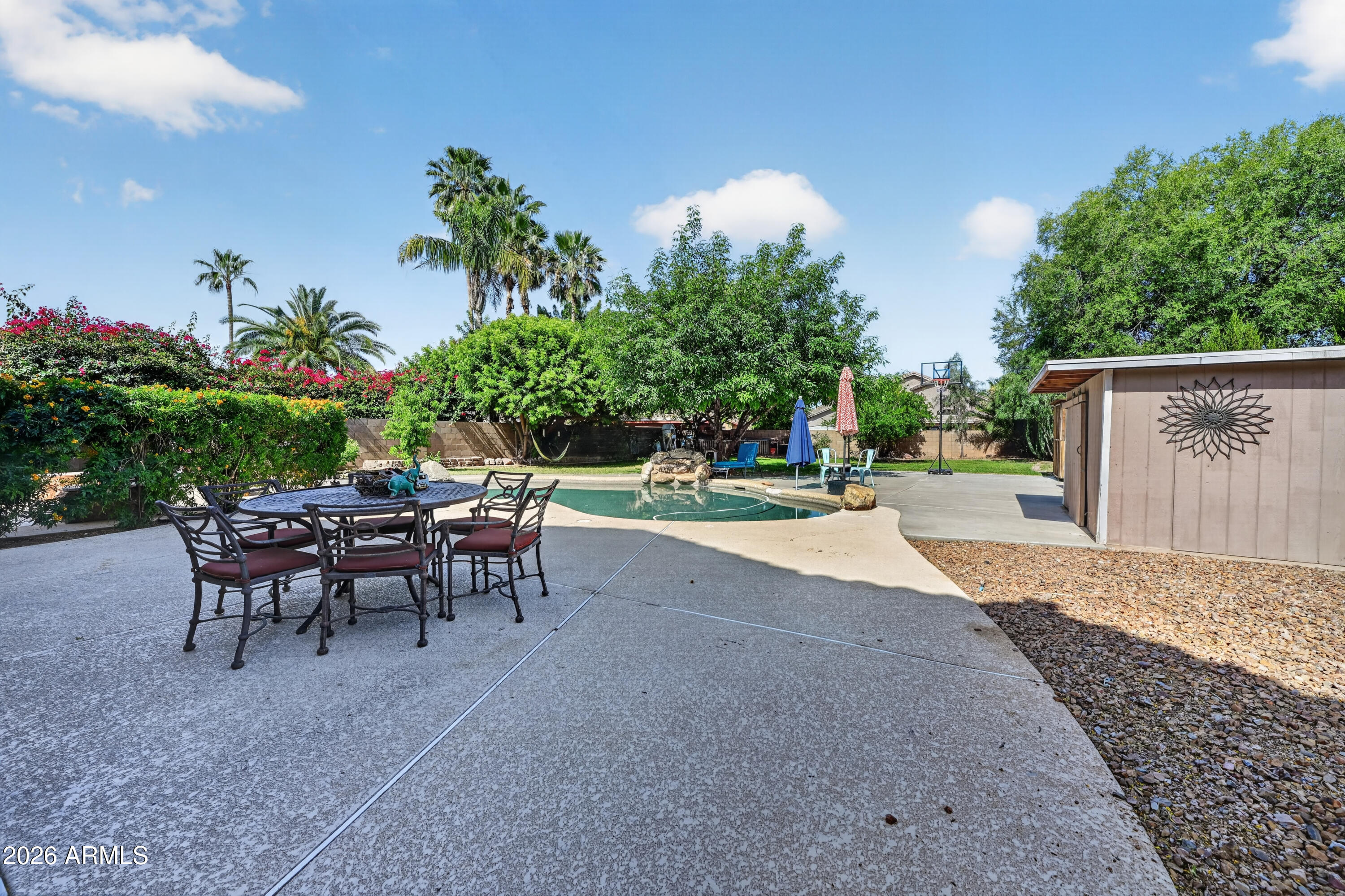 1414 South Sandstone Street Gilbert, AZ 85296 - Photo 36 of 43 a view of a tables and chairs in patio