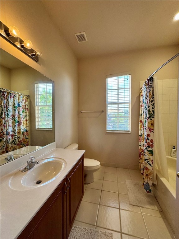 3318 Burlington Place Southwest Vero Beach, FL 32968 - Photo 28 of 30 a bathroom with a sink a toilet and a tub
