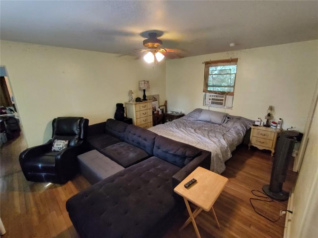 995 West 11th Avenue Mount Dora, FL 32757 - Photo 13 of 49 a living room with furniture and a lamp