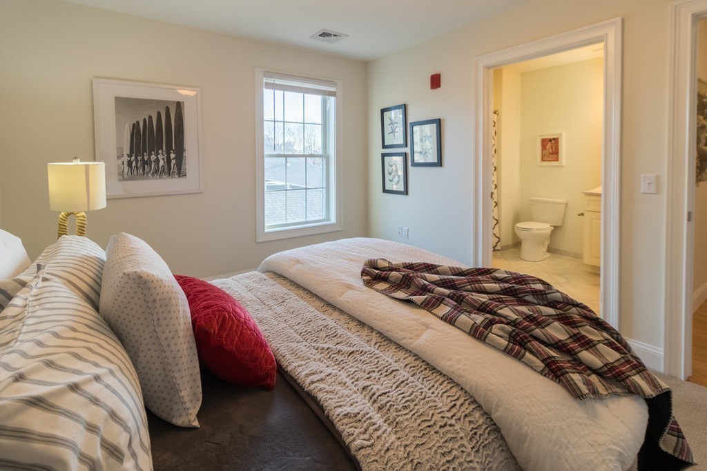 463 Rutherford Avenue, Unit 305 Boston, MA 02129 - Photo 9 of 19 a bedroom with a bed and a window