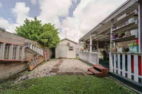 a view of a house with backyard and porch