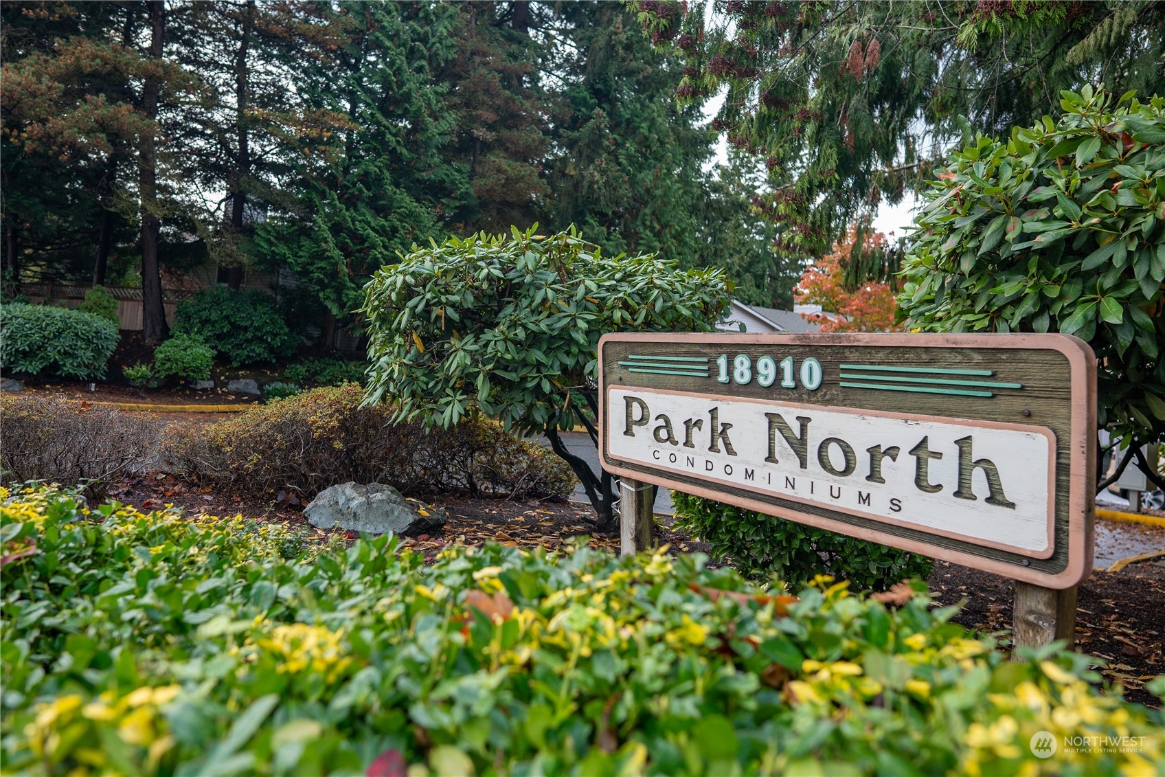 18910 Bothell Everett Highway, Unit J3 Bothell, WA 98012 - Photo 33 of 33 a street sign that is sitting in a garden
