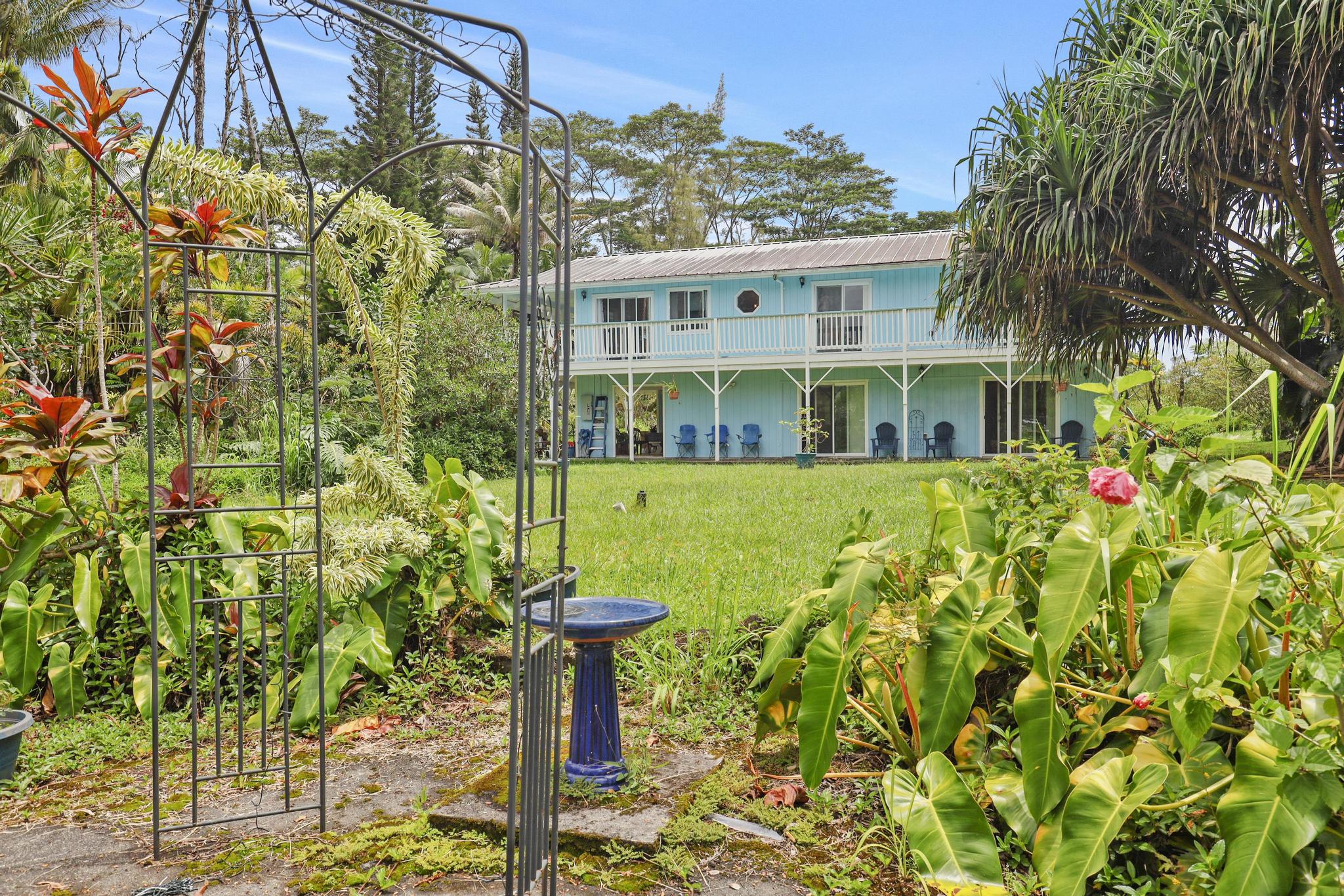 Multi-family home on one acre in Hawaiian Paradise Park.
Offered fully furnished.
