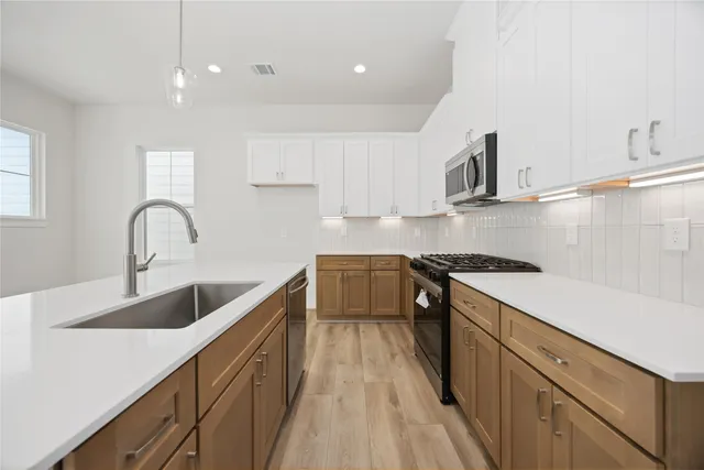 $2,400 | 6117 De Campo Street, Houston, TX 77091