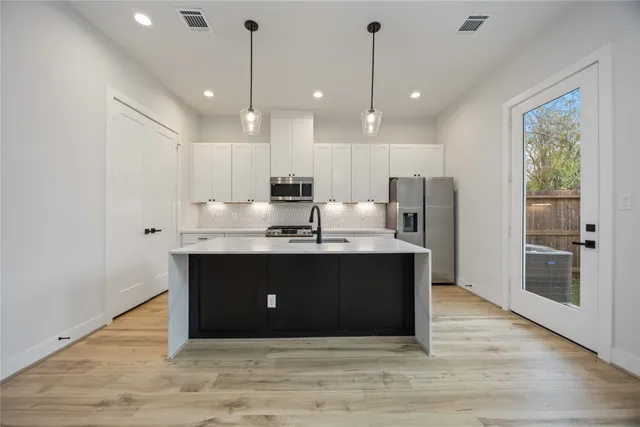 $2,400 | 6117 De Campo Street, Houston, TX 77091