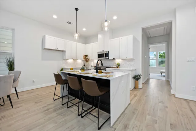 $2,400 | 6117 De Campo Street, Houston, TX 77091