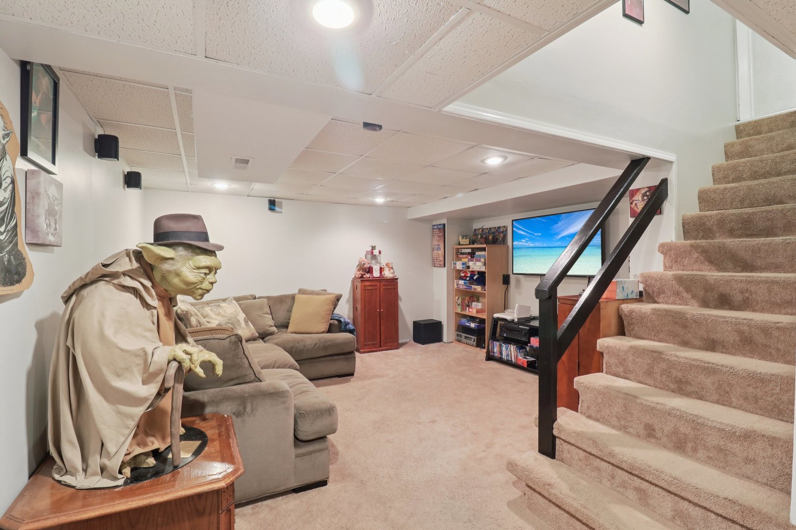 610 Maple Drive Buffalo Grove, IL 60089 - Photo 28 of 39 a living room with furniture