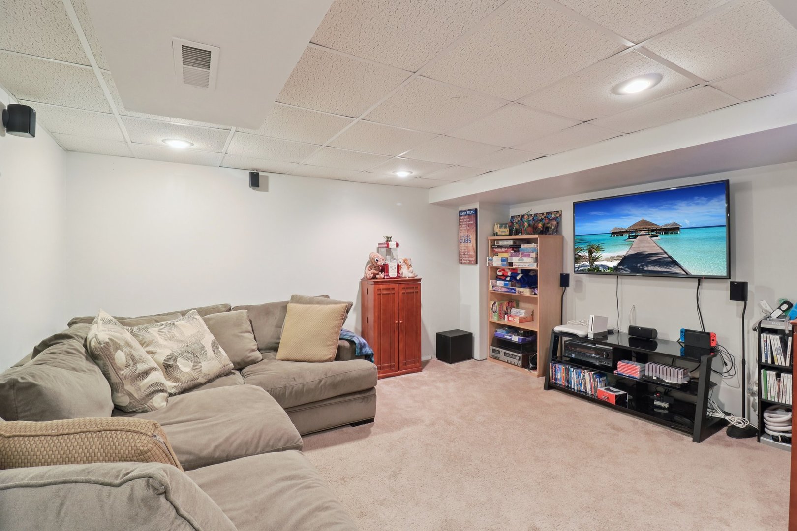 610 Maple Drive Buffalo Grove, IL 60089 - Photo 29 of 39 a livingroom with furniture and a couch