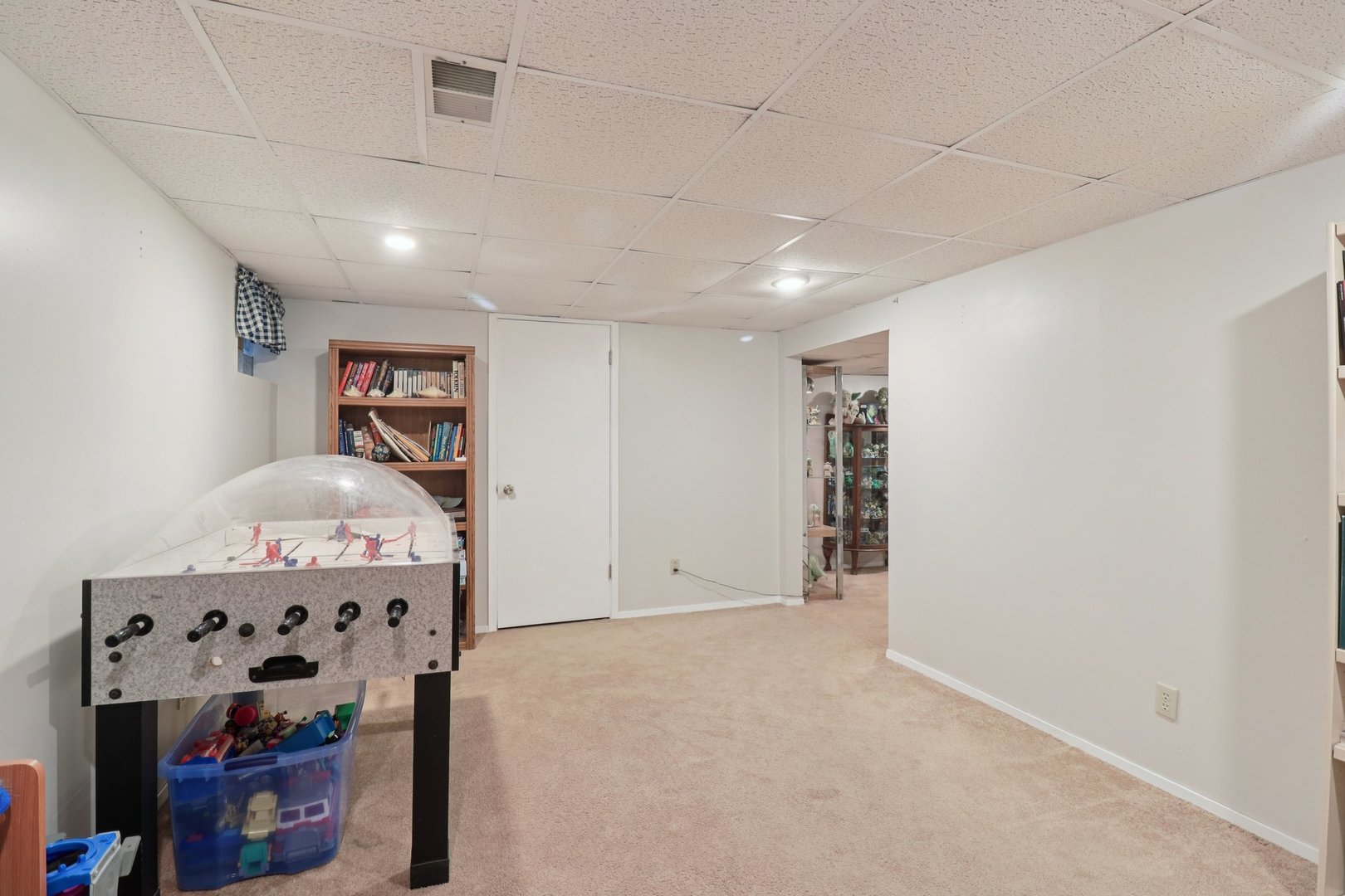 610 Maple Drive Buffalo Grove, IL 60089 - Photo 32 of 39 wooden floor in an empty room