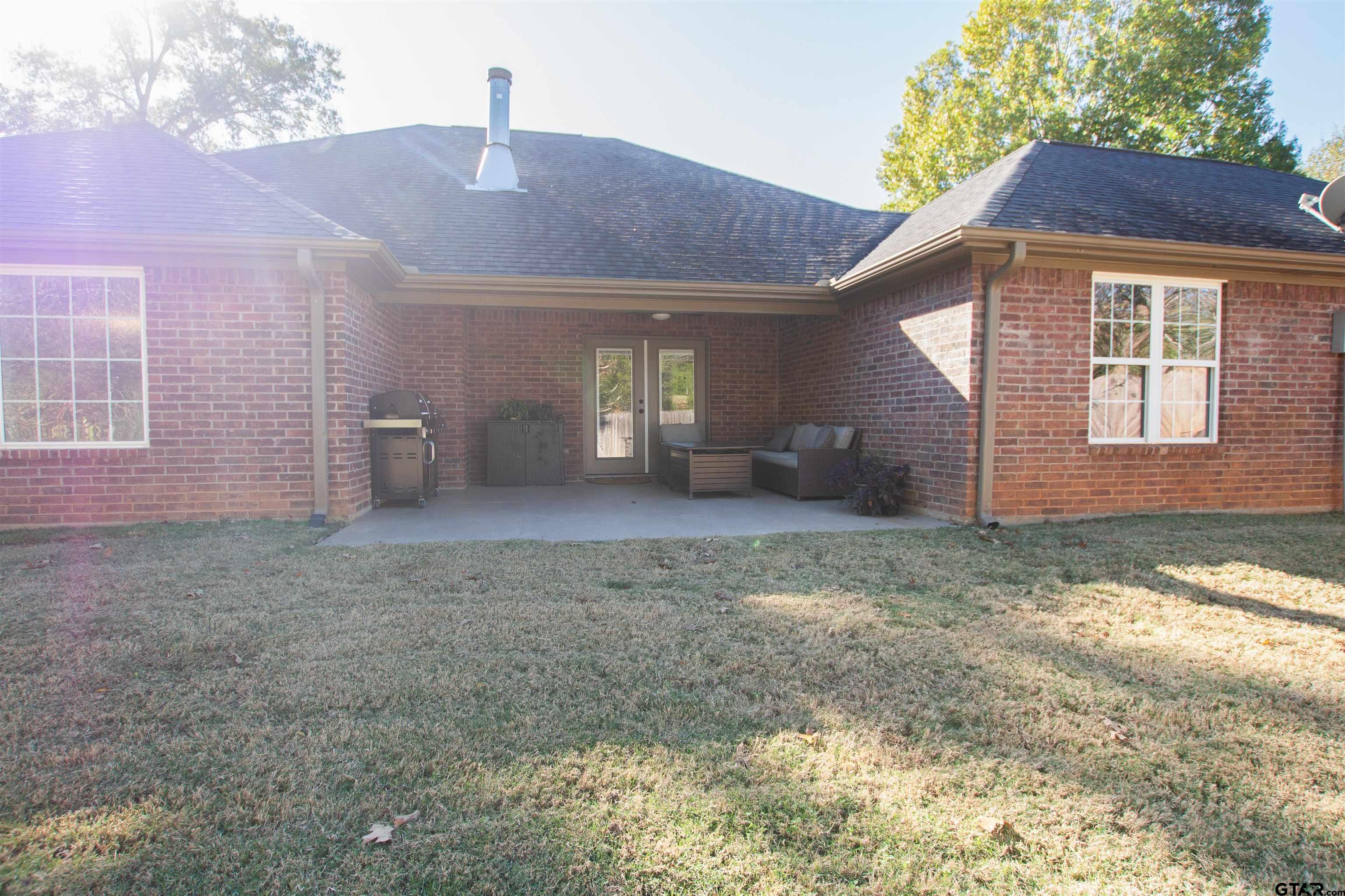 2618 Prestwick Road Jacksonville, TX 75766 - Photo 33 of 38 a backyard of a house