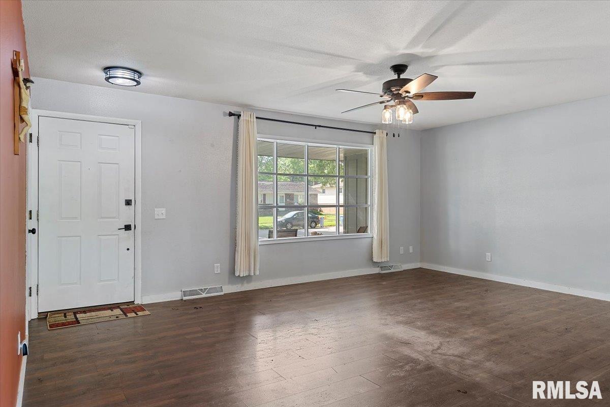 2489 Arrowhead Drive Springfield, IL 62702 - Photo 5 of 40
