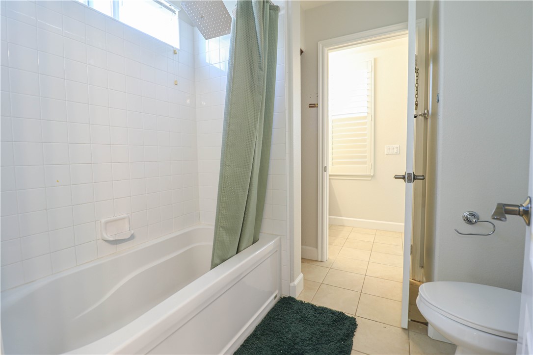 2850 North Stone Pine Glen Santa Ana, CA 92706 - Photo 12 of 45 a bathroom with a bathtub and a toilet