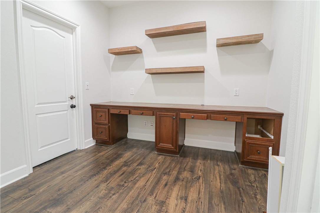 2850 North Stone Pine Glen Santa Ana, CA 92706 - Photo 15 of 45 a room with table and flowerpot