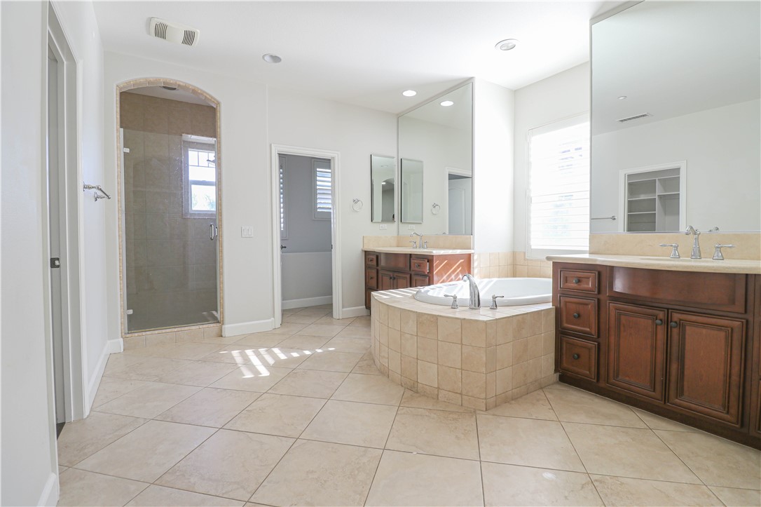 2850 North Stone Pine Glen Santa Ana, CA 92706 - Photo 30 of 45 a bathroom with a tub a sink and mirror