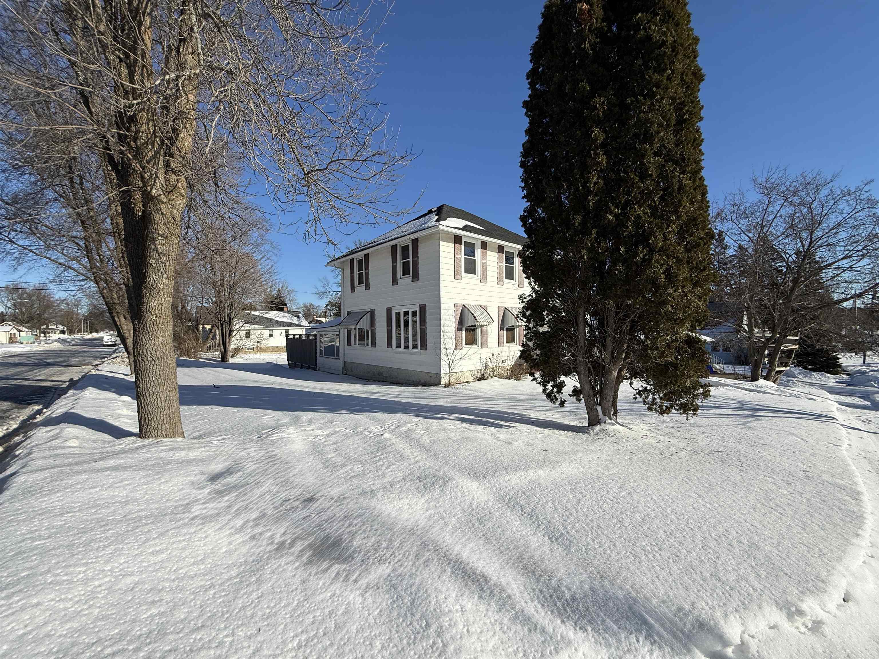 126 5th Street Northwest Chisholm, MN 55719 - Photo 3 of 35 View of front of house