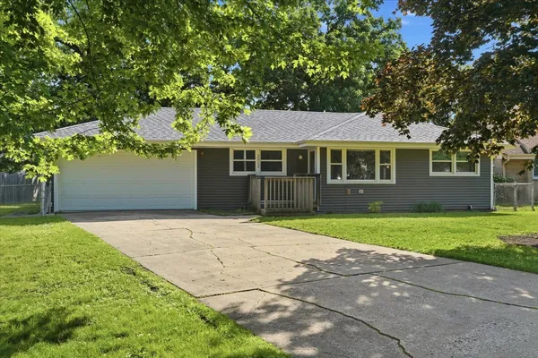 $299,000 | 2512 Highland Drive, Lindenhurst, IL 60046