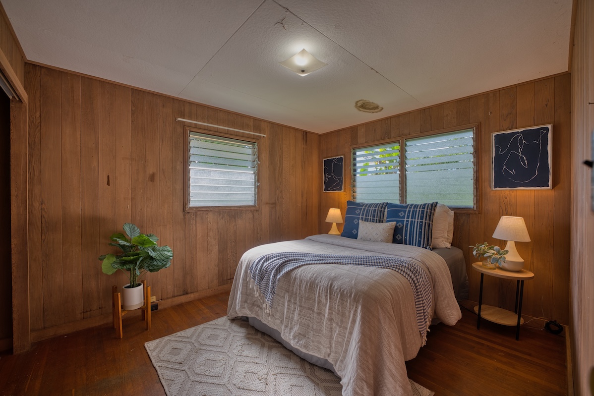 235 Malaai Road Hilo, HI 96720 - Photo 6 of 14 a bed room with a bed and a potted plant