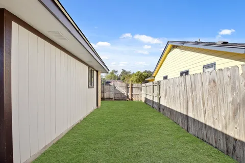 a view of a back yard