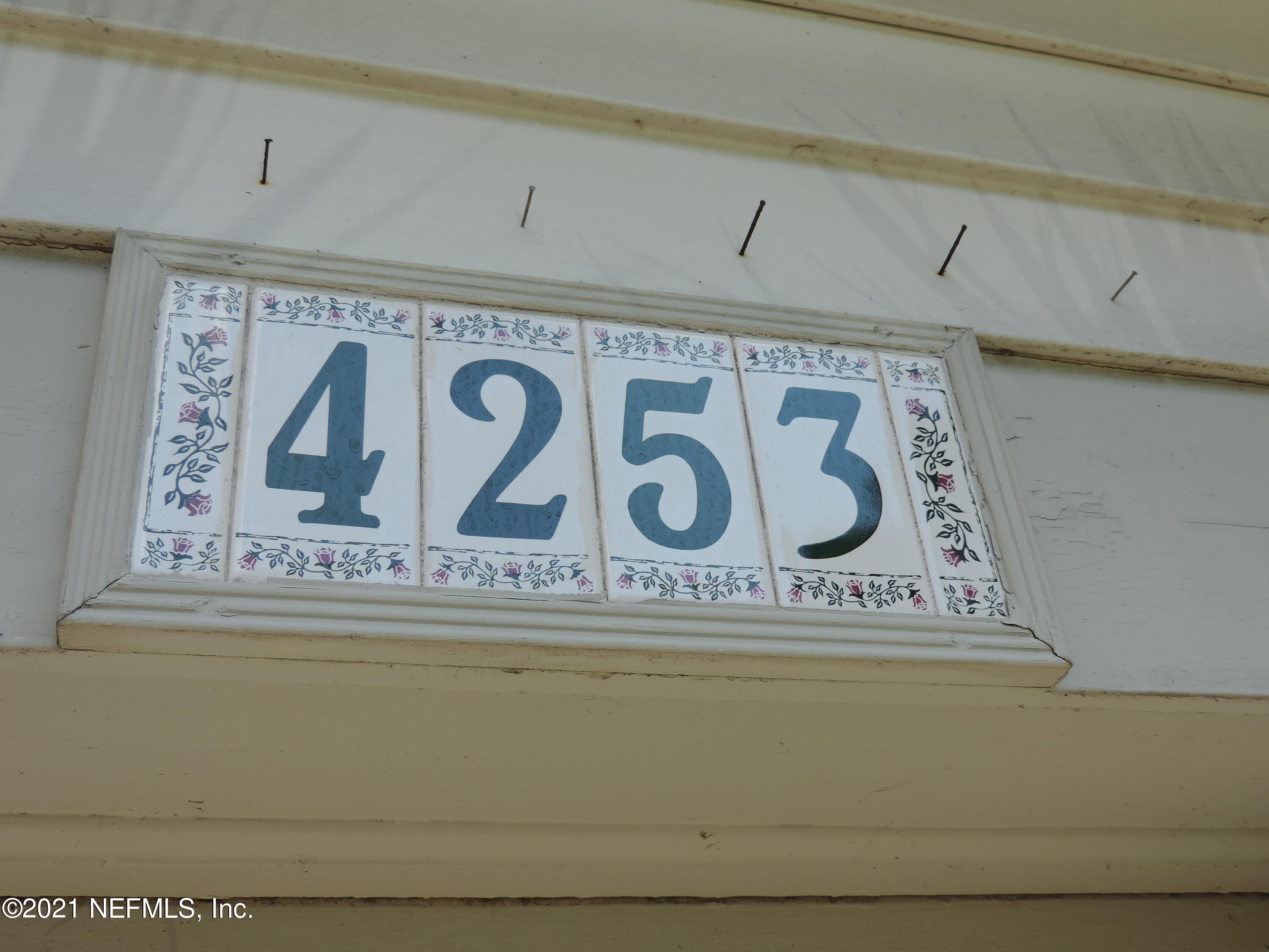4253 Springwood Road Jacksonville, FL 32207 - Photo 5 of 16 a close view of stove