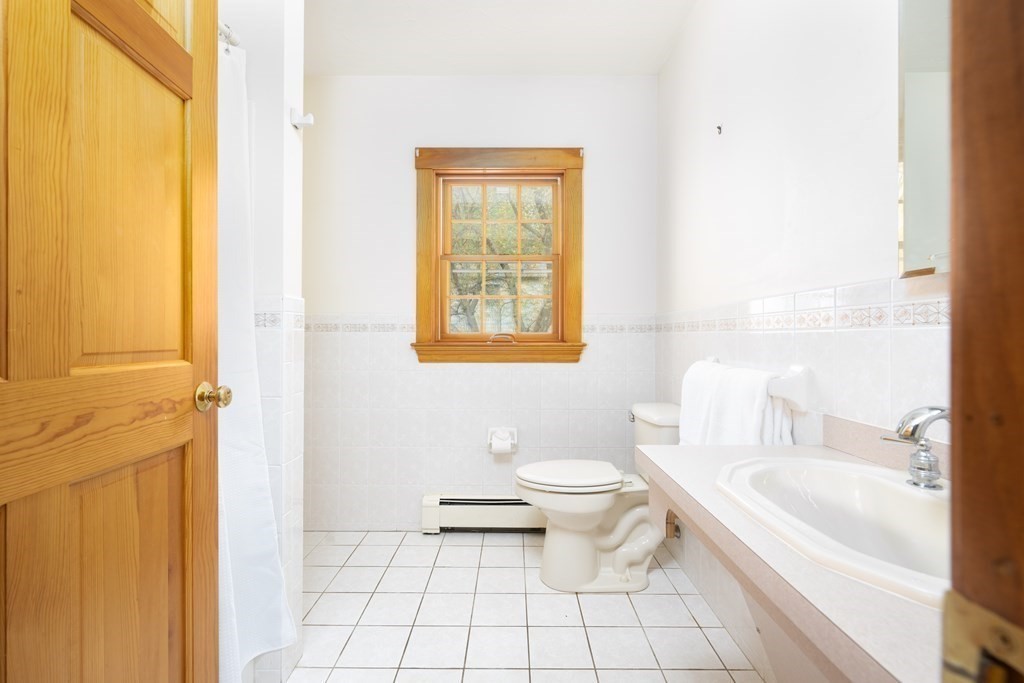 34 Brook Road Sharon, MA 02067 - Photo 16 of 19 a bathroom with a toilet a sink and a bathtub