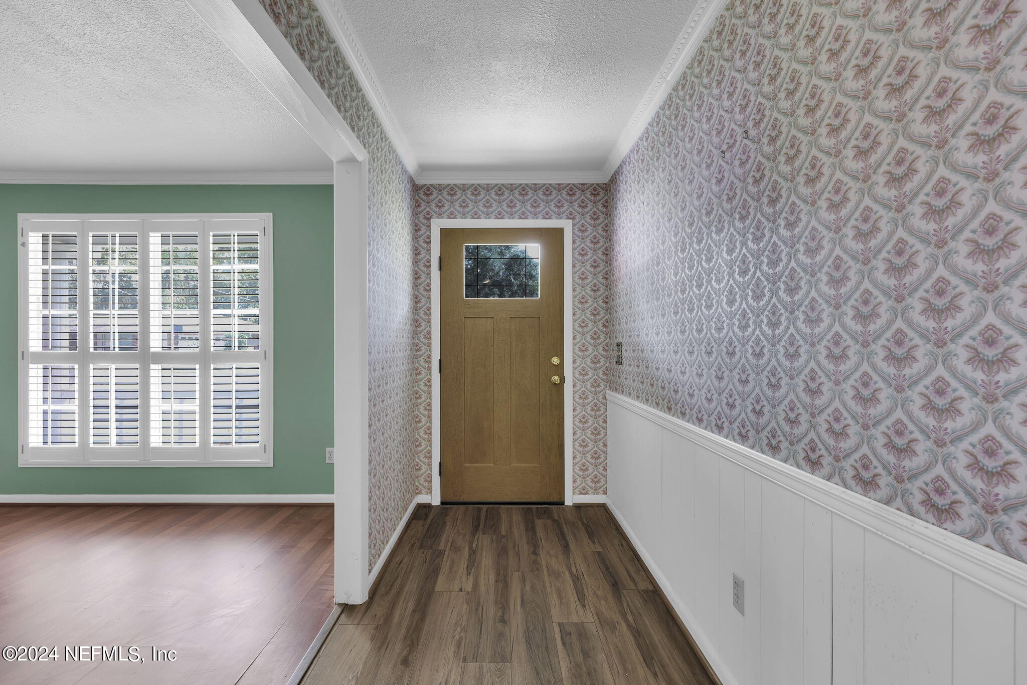 960 Grape Lane St. Johns, FL 32259 - Photo 5 of 46 a view of a hallway with wooden floor and a bathroom