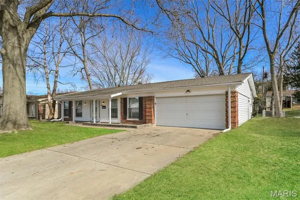 $208,600 | 660 Brookstone Drive, Florissant, MO 63033