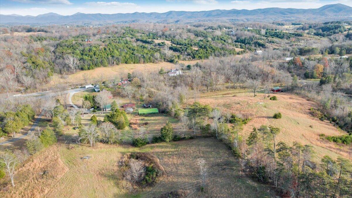 6457 Roanoke Road Fincastle, VA 24090 - Photo 20 of 34 a view of a yard with an outdoor space