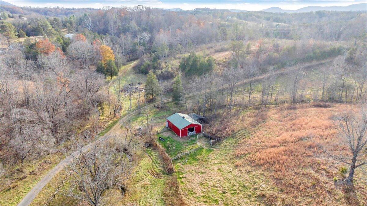 6457 Roanoke Road Fincastle, VA 24090 - Photo 27 of 34 a backyard of a house with outdoor seating