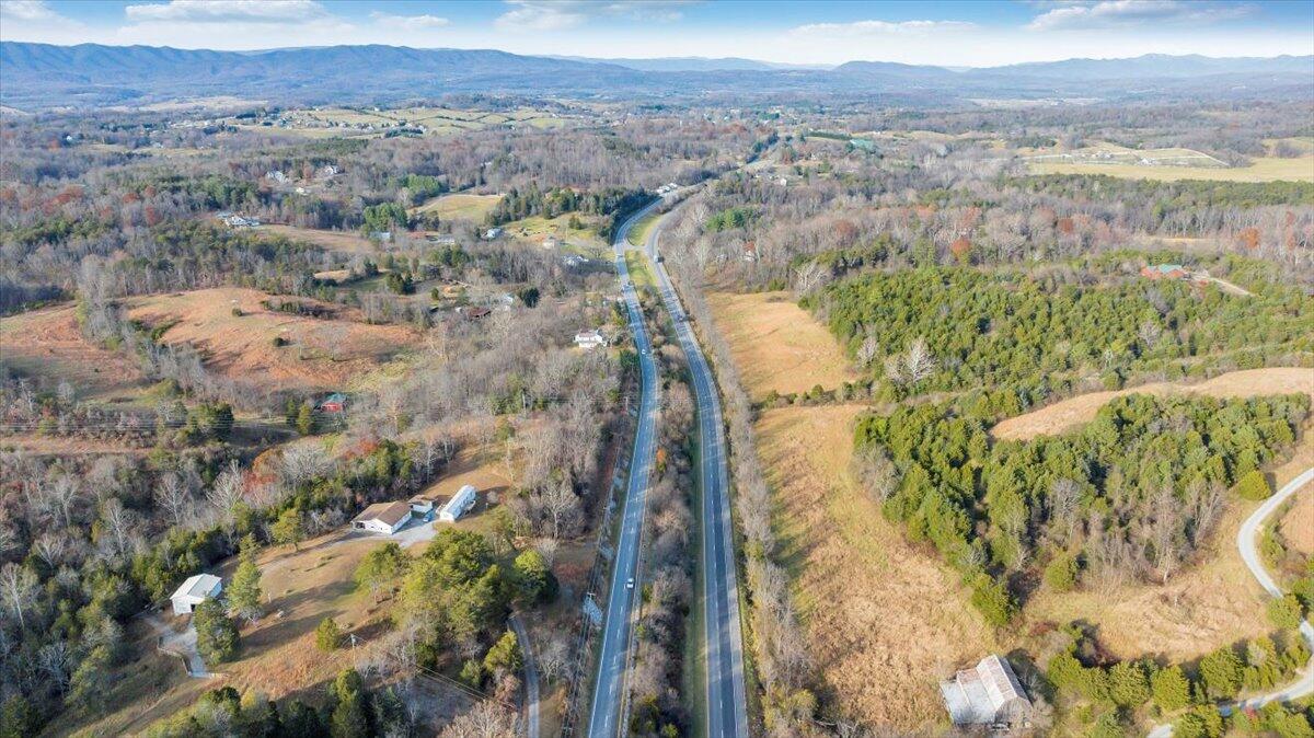 6457 Roanoke Road Fincastle, VA 24090 - Photo 33 of 34 a view of city and mountain