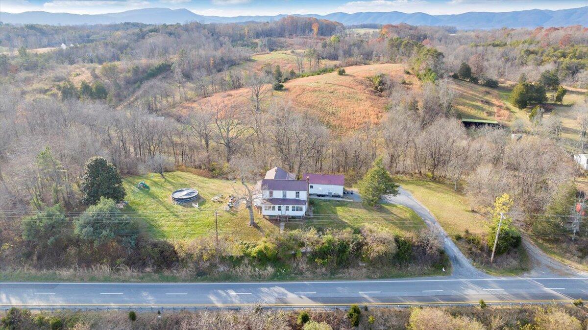 6457 Roanoke Road Fincastle, VA 24090 - Photo 6 of 34 a view of a city