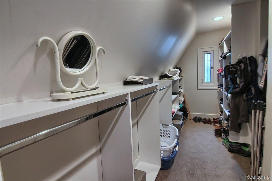 176 Moran Road Grosse Pointe, MI 48236 - Photo 17 of 29 Walk-in Closet