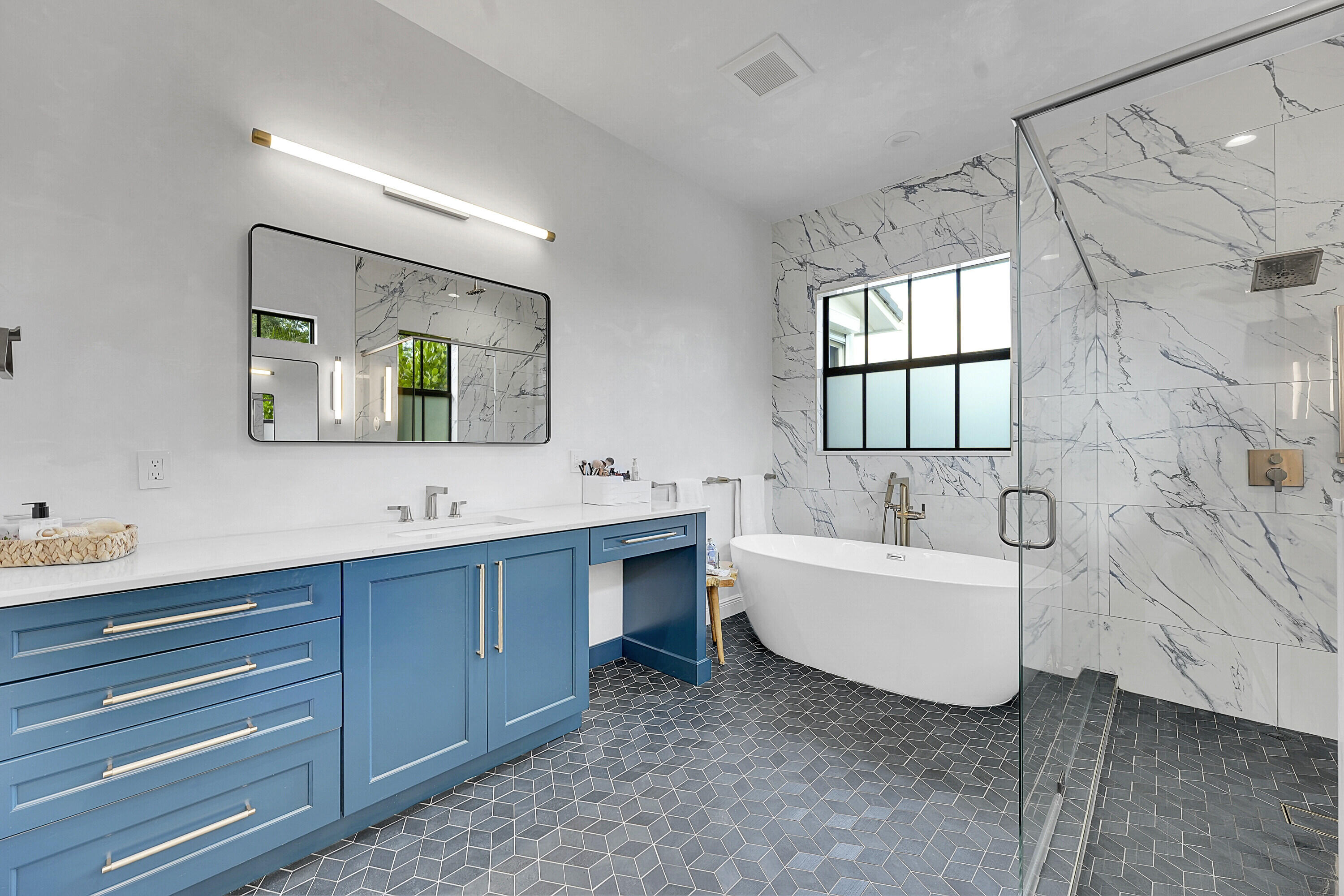 7660 Bold Lad Road Palm Beach Gardens, FL 33418 - Photo 31 of 68 a bathroom with a sink mirror and a bathtub