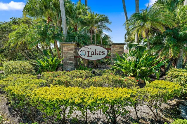 a view of a back yard