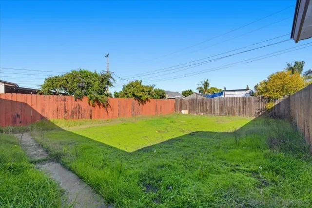 a view of a backyard