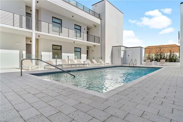 a view of a house with backyard