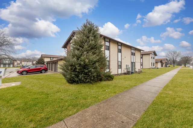 a view of a house with backyard and garden