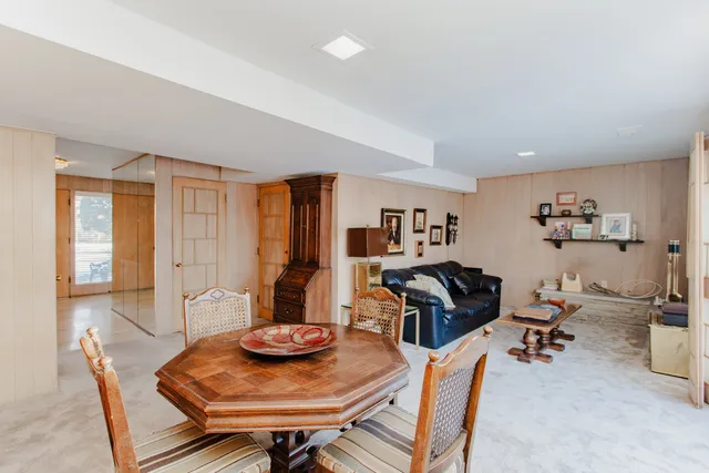 a view of a livingroom with furniture