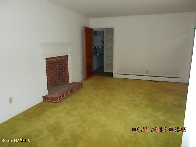 1921 Pauls Path Road Kinston, NC 28504 - Photo 3 of 10 Living room
