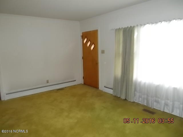 1921 Pauls Path Road Kinston, NC 28504 - Photo 4 of 10 Living room