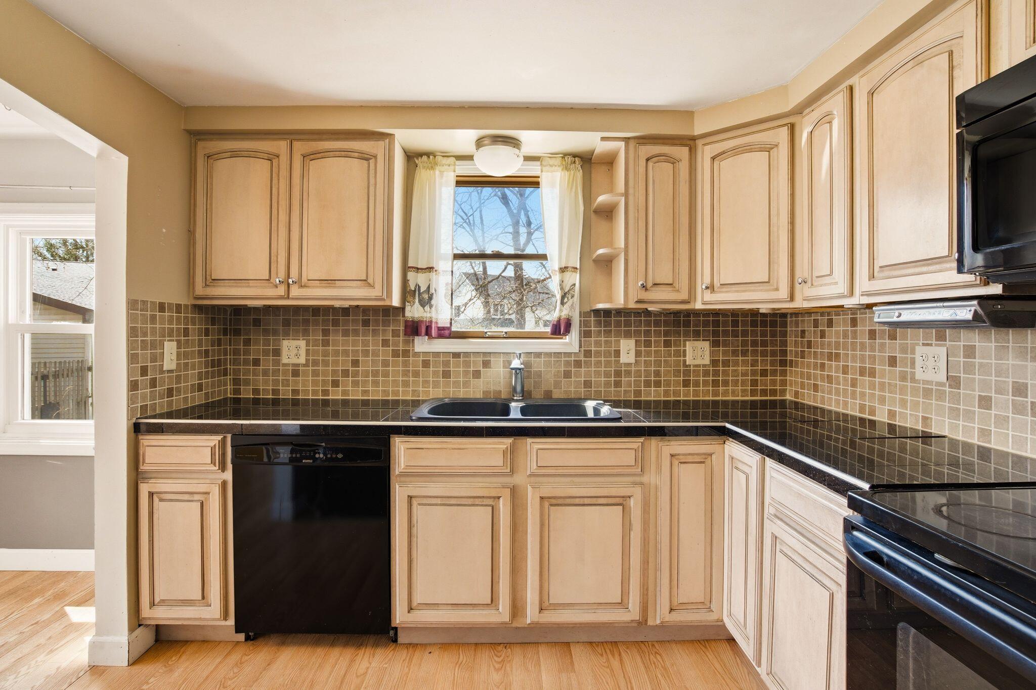 11108 82nd Street Pleasant Prairie, WI 53158 - Photo 6 of 35 Kitchen