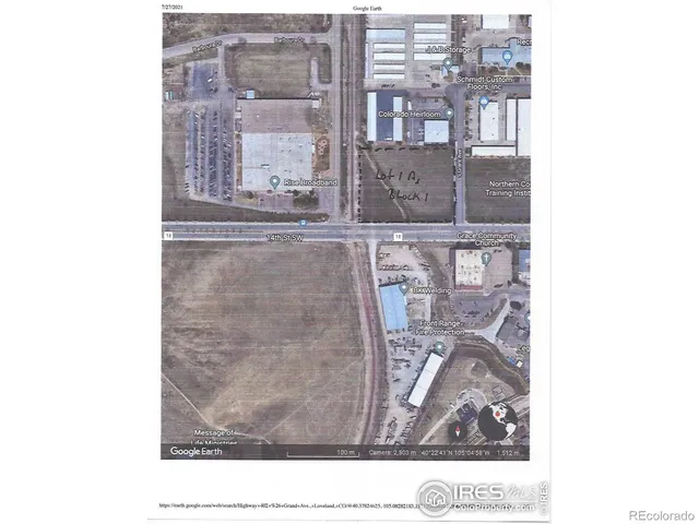 a black and white photo of a room