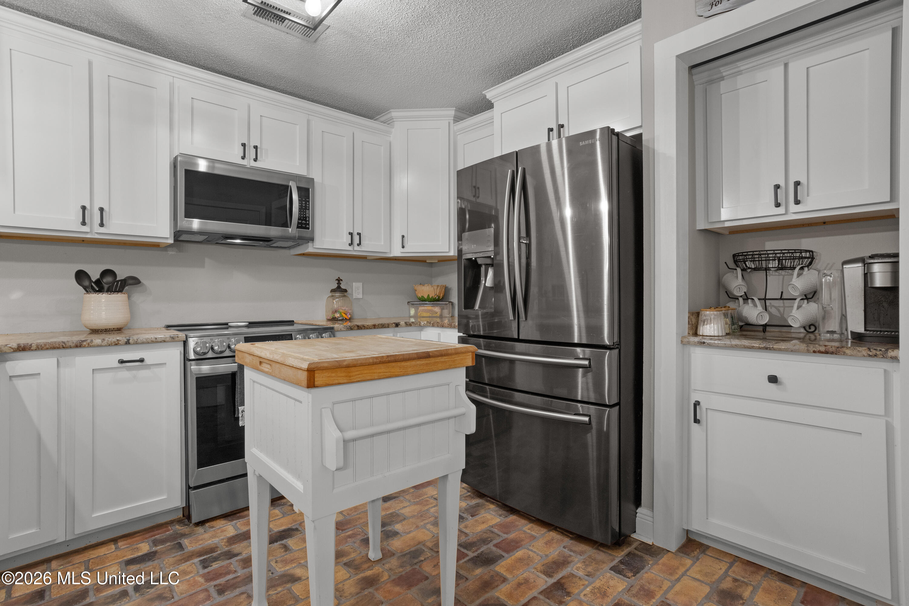 18114 Bert Dedeaux Road Saucier, MS 39574 - Photo 10 of 36 00011