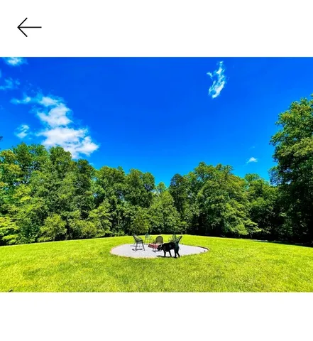 a black and white photo of a building