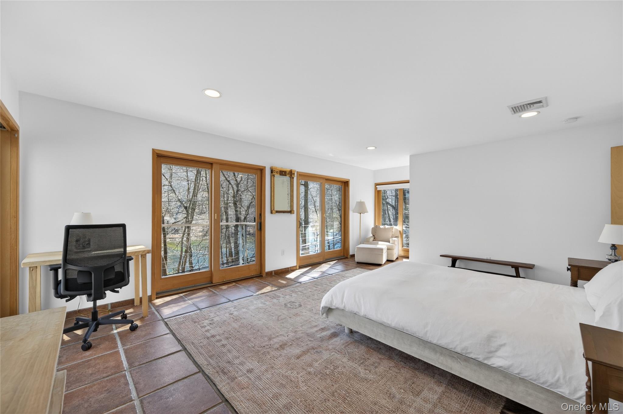 428 Harbor Road, Unit C Syosset, NY 11791 - Photo 27 of 29 KING BEDROOM