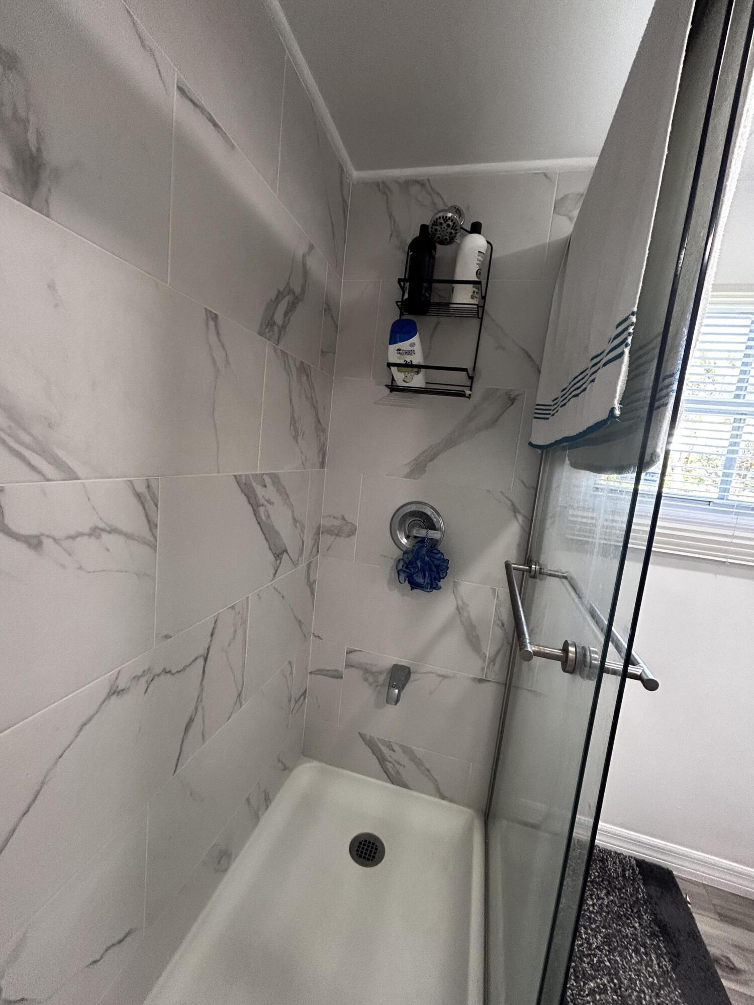 425 South Quebrada Street Clewiston, FL 33440 - Photo 13 of 56 a bathroom with a bathtub