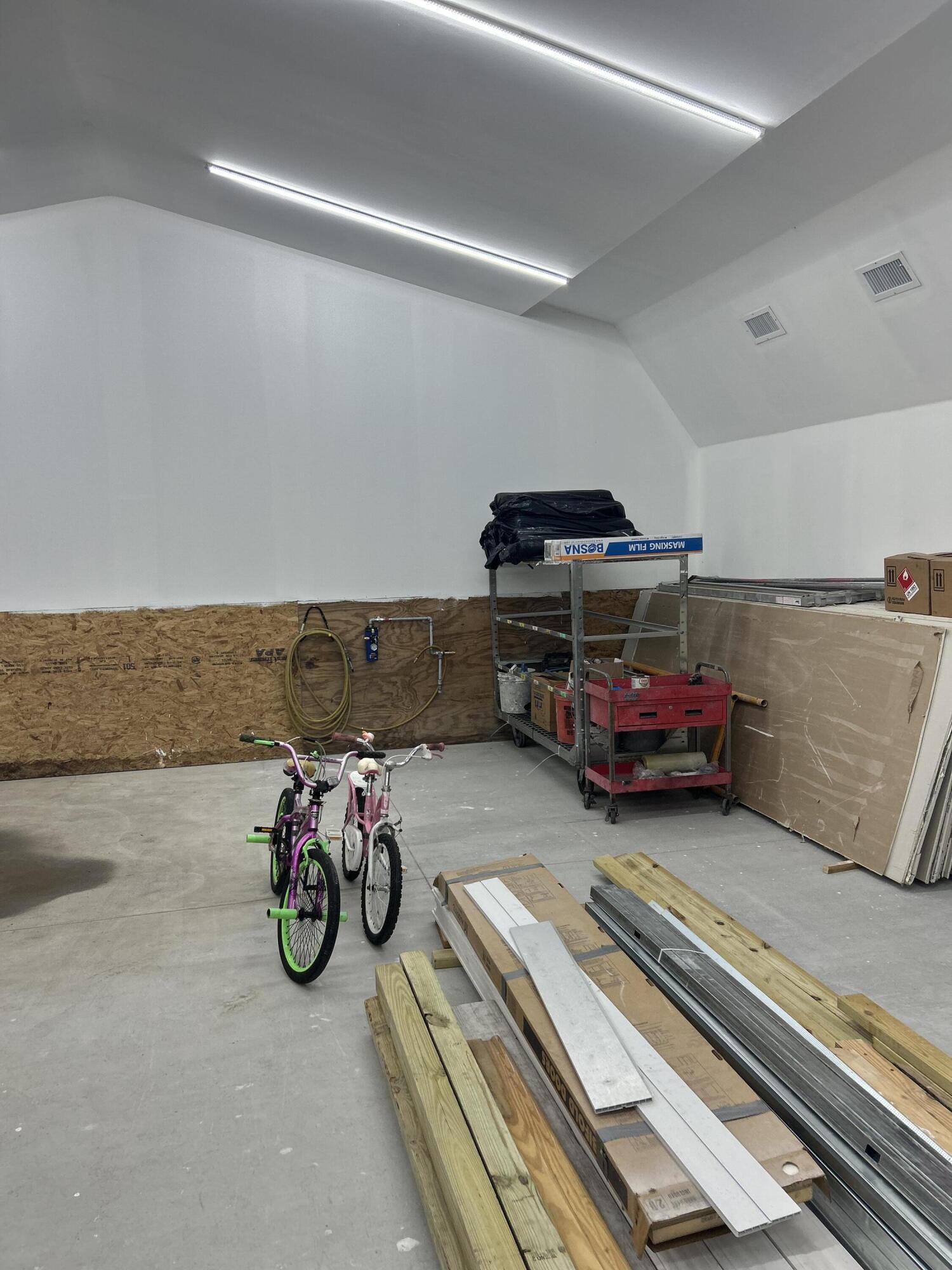 425 South Quebrada Street Clewiston, FL 33440 - Photo 27 of 56 a view of car parked in garage