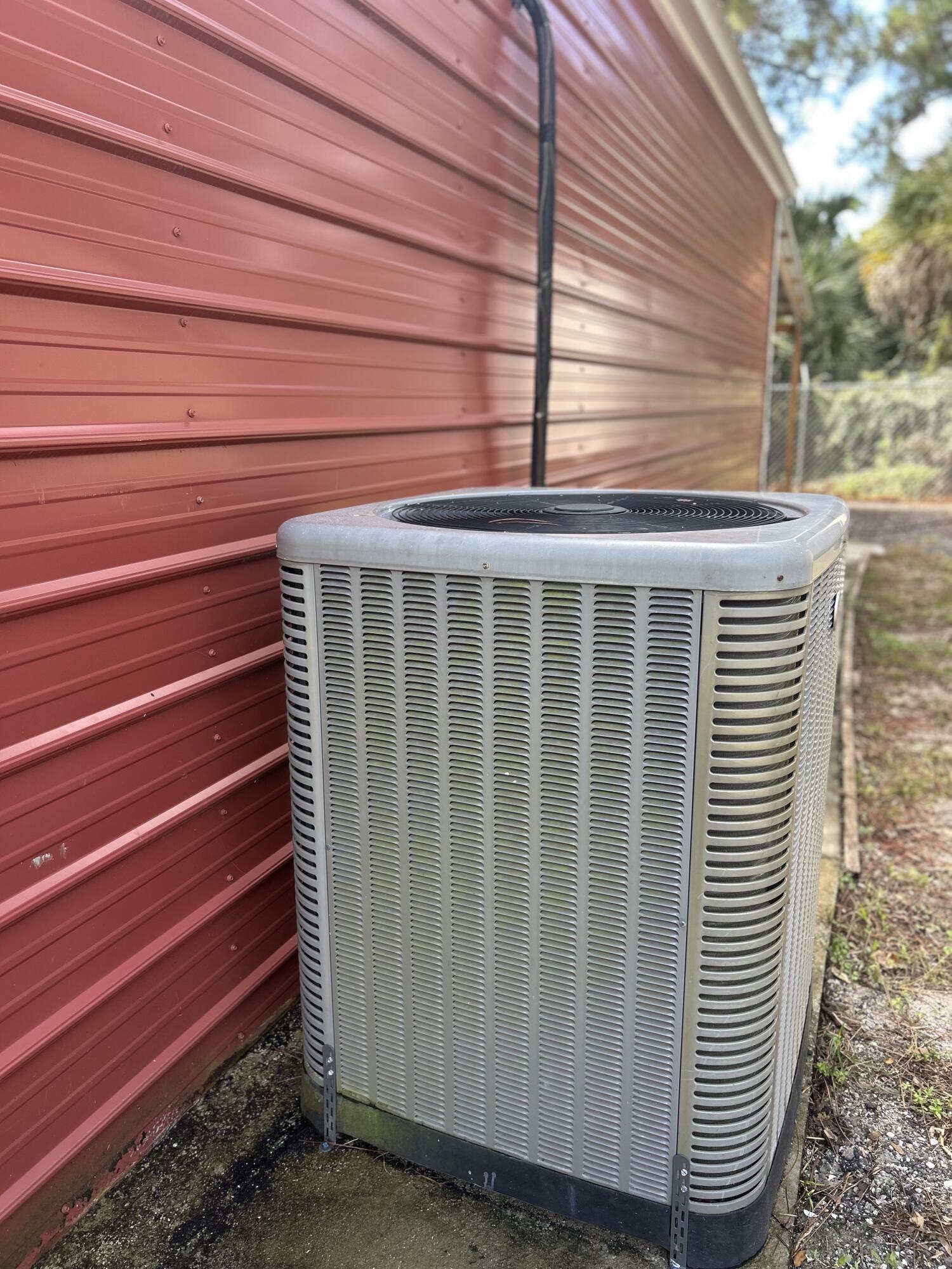 425 South Quebrada Street Clewiston, FL 33440 - Photo 30 of 56 a view of a house with a balcony