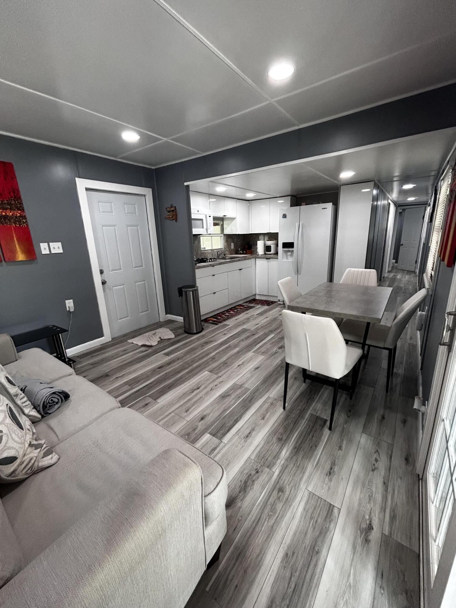 425 South Quebrada Street Clewiston, FL 33440 - Photo 3 of 56 a bedroom with a bed and a mirror