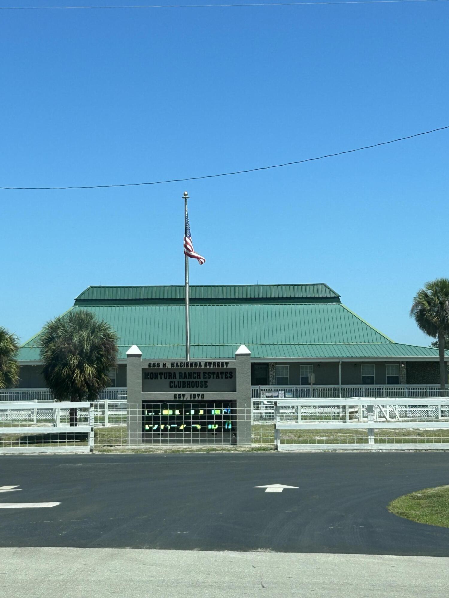 425 South Quebrada Street Clewiston, FL 33440 - Photo 39 of 56 a view of a swimming pool with a yard